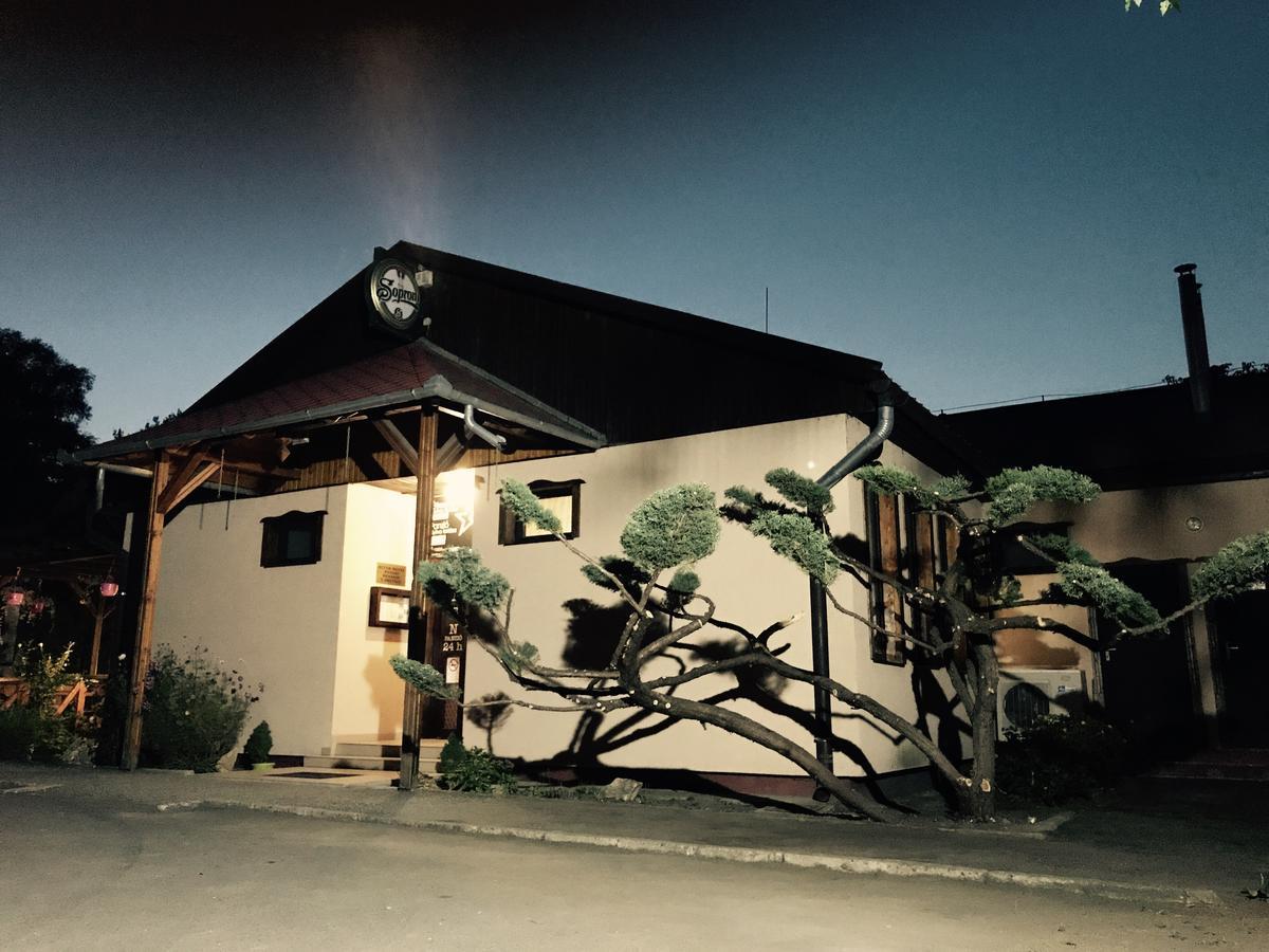 Sztar Motel Etterem Balassagyarmat Ngoại thất bức ảnh