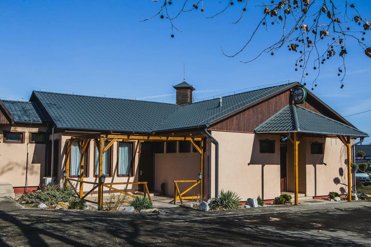 Sztar Motel Etterem Balassagyarmat Ngoại thất bức ảnh